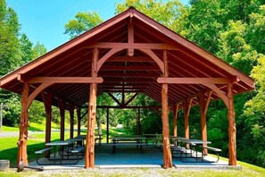 Outdoor dining - Timberwolf Cabin with Balcony (Pigeon Forge)