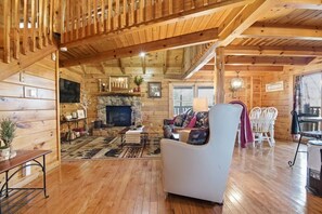 TV, fireplace, books - Timberwolf Cabin with Balcony (Pigeon Forge)