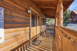 Exterior detail - Timberwolf Cabin with Balcony (Pigeon Forge)