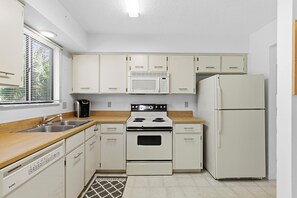 House, 1 Queen Bed (Gull Cove) | Private kitchen - Gull Cove (New Smyrna Beach)