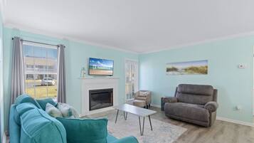 Una televisión, una chimenea