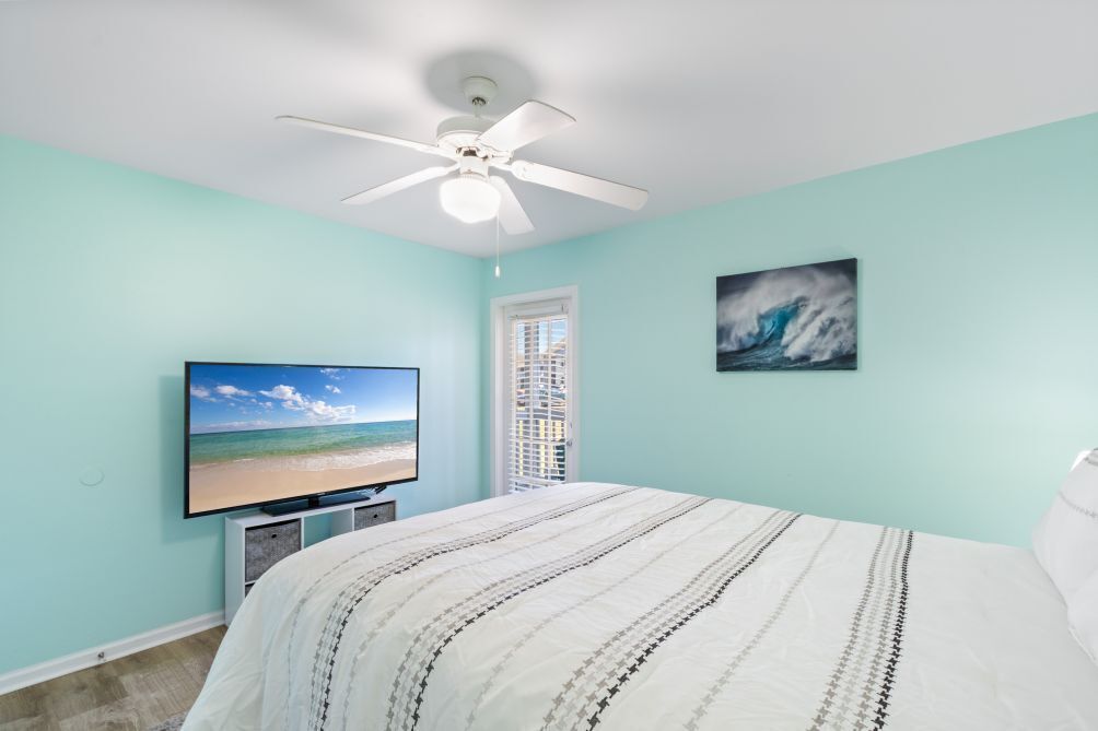 1 dormitorio, tabla de planchar con plancha, ropa de cama