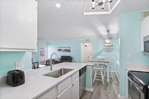 Kylskåp, mikrovågsugn, ugn och spishäll