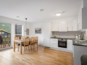 Fridge, microwave, oven, stovetop - Spacious mountain apartment in Sirdal, near Kjerag and the Lysefjord (Agder)