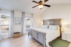 3 bedrooms, iron/ironing board, travel cot, free WiFi - Two King Suites - POOL - Short Walk to the Beach (Gulfport)