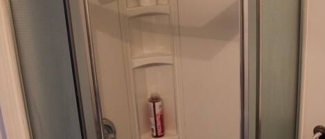Haartrockner, Handtücher, Seife, Toilettenpapier