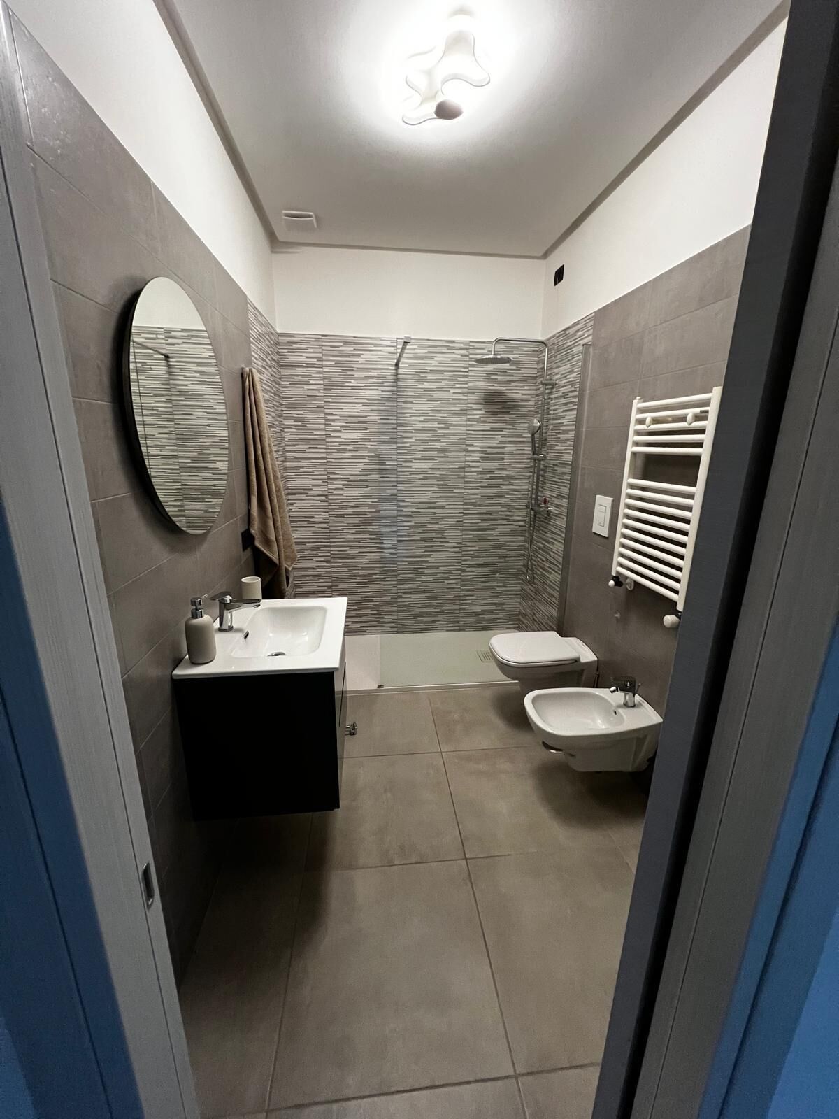Doccia, asciugacapelli, bidet, asciugamani