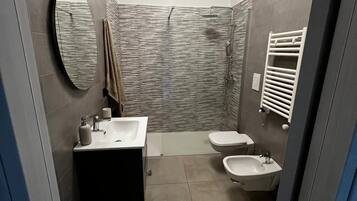 Doccia, asciugacapelli, bidet, asciugamani