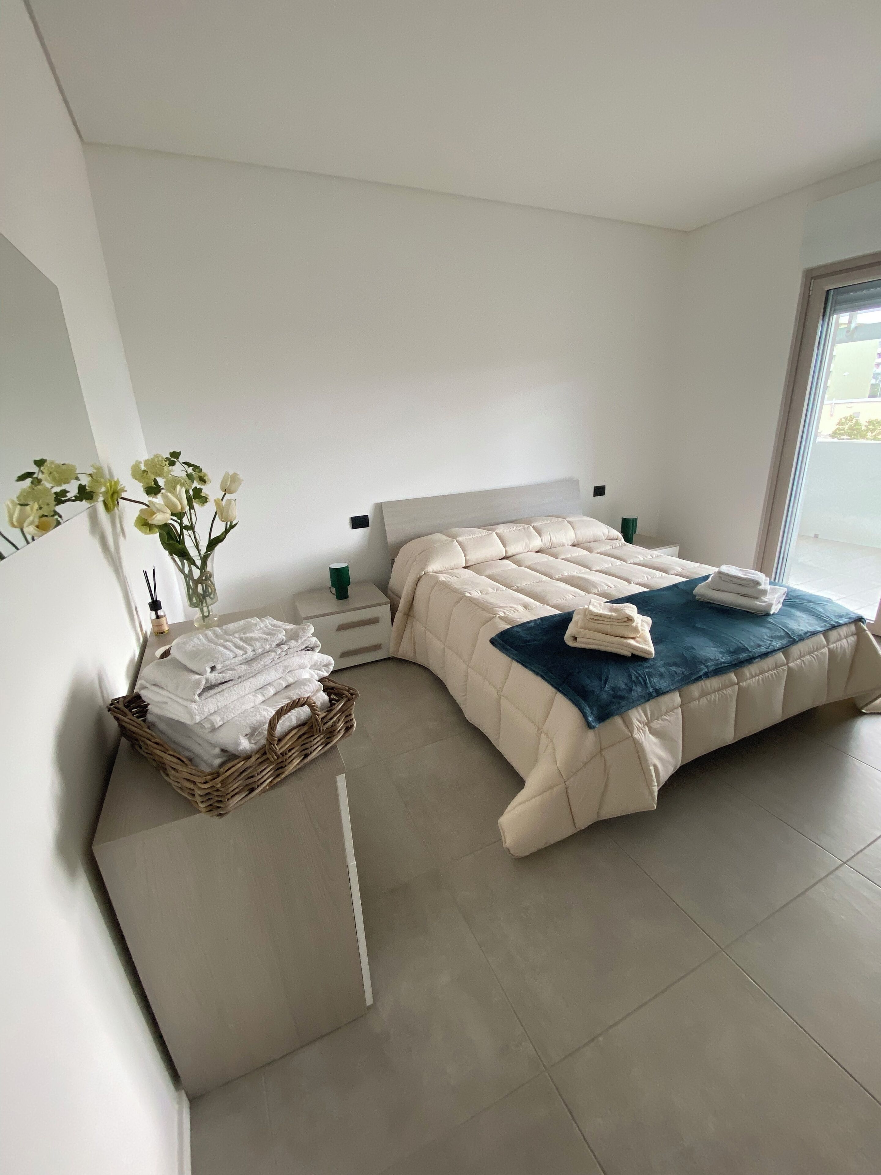 Iron/ironing board, bed sheets