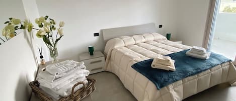 Iron/ironing board, bed sheets