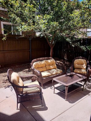 Terrace/patio - 3-bedroom house in adorable Flagstaff with cool AC (Flagstaff)
