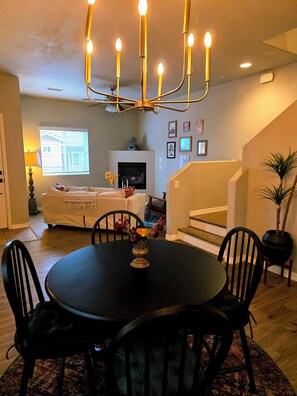 Dining - 3-bedroom house in adorable Flagstaff with cool AC (Flagstaff)