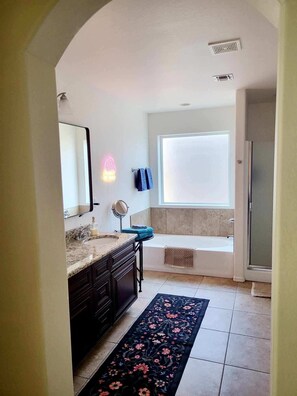 Hair dryer, towels, soap, toilet paper - 3-bedroom house in adorable Flagstaff with cool AC (Flagstaff)