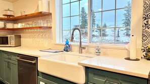 Microondas, horno, parrilla de estufa y lavavajillas 