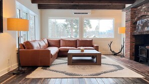 Televisión y chimenea 