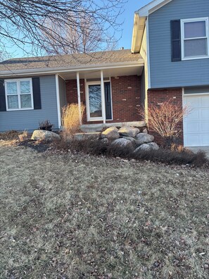 Exterior detail - You’ve found your long term stay in a quiet neighborhood, in charming Lincoln (Lincoln)