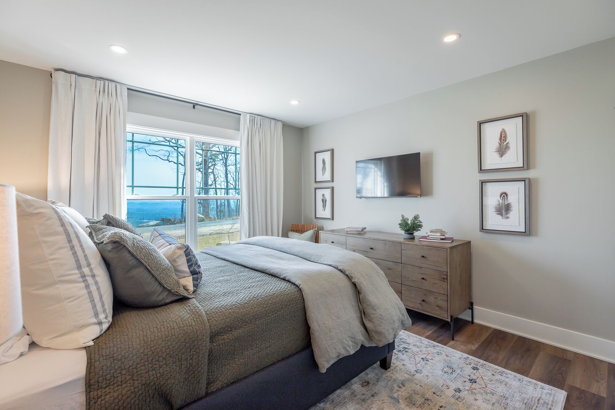 4 slaapkamers, een strijkplank/strijkijzer, gratis wifi, beddengoed