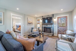 Smart-TV, Kamin, Bücher