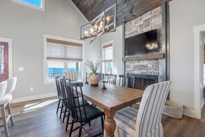 Dining - Brand New 4BR Cabin Lookout Mountain! Amazing views, Hot tub, Hiking, Fishing (Mentone)