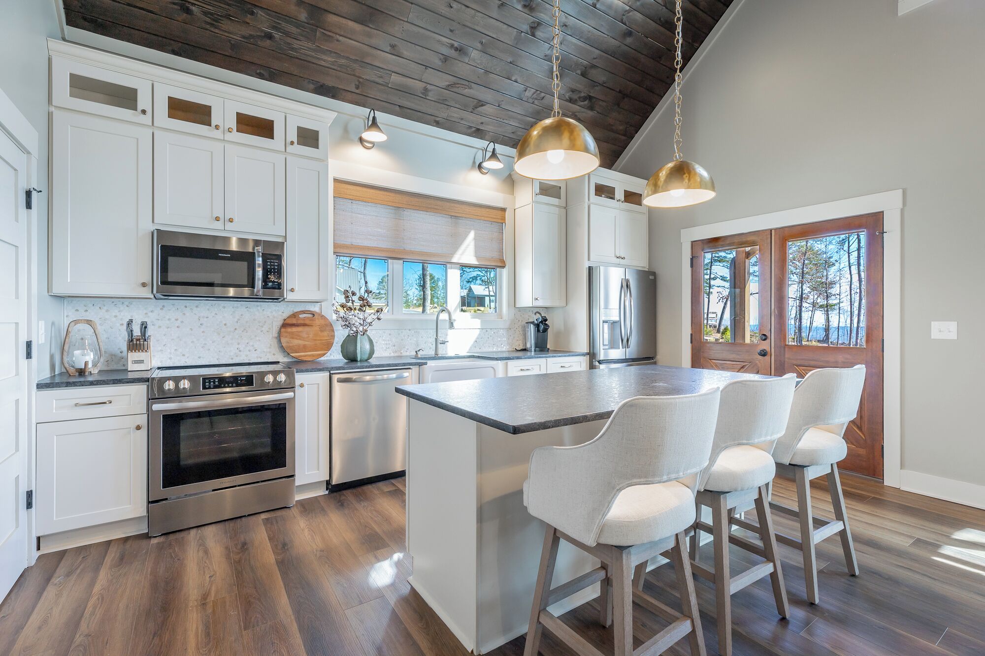 Réfrigérateur, four à micro-ondes, un four, surface de cuisson