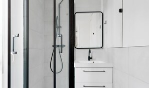 Shower, hair dryer, towels, shampoo - Luminous apartement 1BDR/4P - Centre de Paris (Paris)