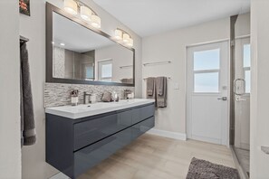 Shower, hair dryer, towels, toilet paper - Intervillas Florida - Villa Pura Vida (Cape Coral)