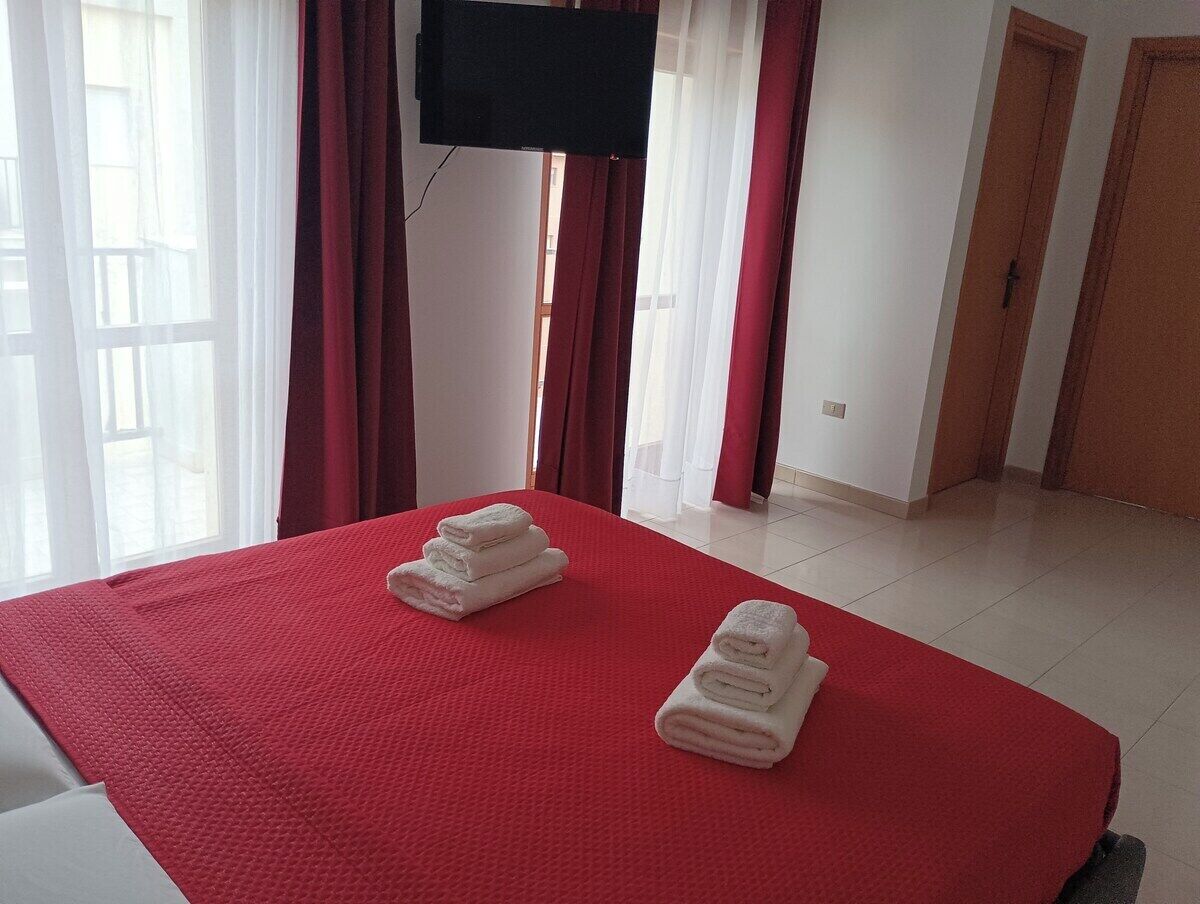 Tabla de planchar con plancha, wifi gratis y ropa de cama 
