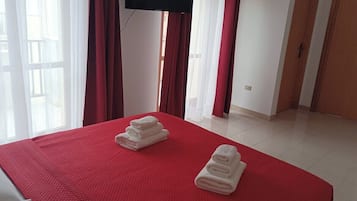 Een strijkplank/strijkijzer, gratis wifi, beddengoed