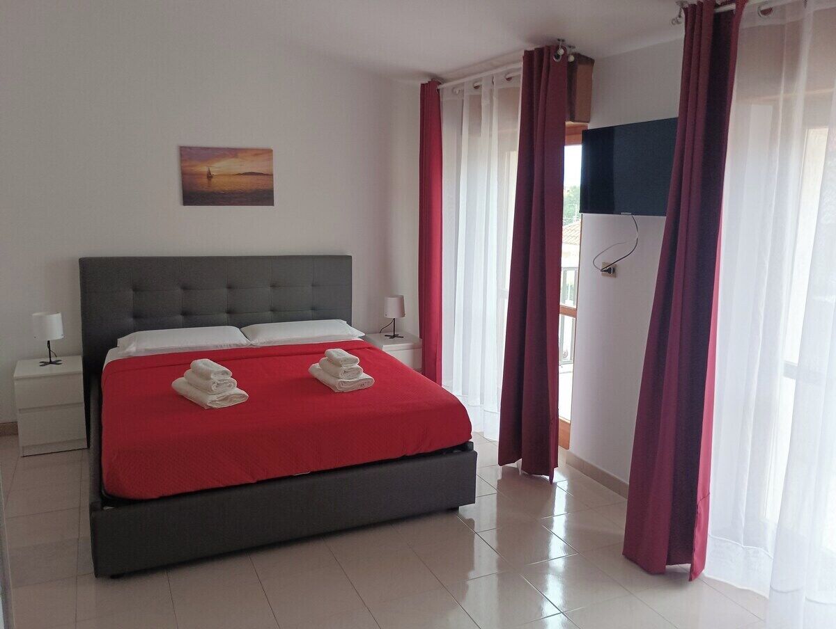 Iron/ironing board, WiFi, bed sheets