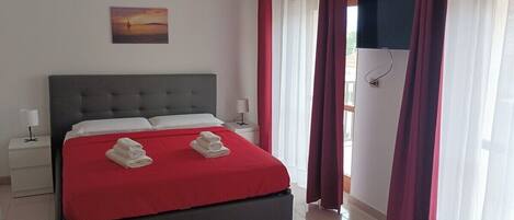 Tabla de planchar con plancha, wifi y ropa de cama