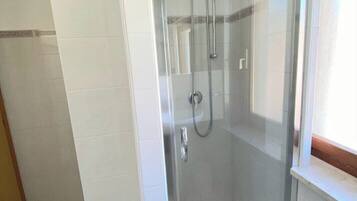 Chuveiro, secador de cabelo, bidê, toalhas de banho