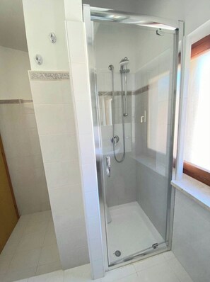 Chuveiro, secador de cabelo, bidê, toalhas de banho