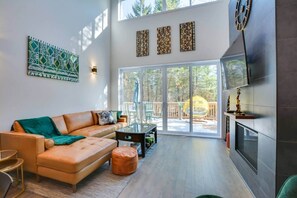 TV, fireplace, computer monitors - Le Baleveng • Spa • 15 min Tremblant Village (la concetion)