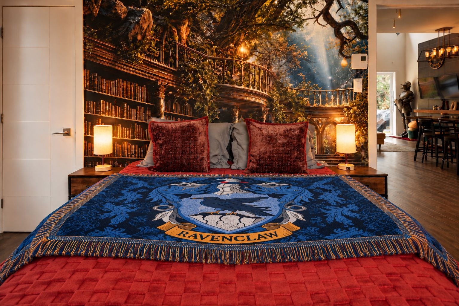 Une chambre avec un grand lit, une bibliothèque et un coin repas.