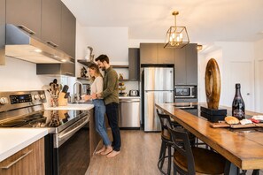 Fridge, microwave, oven, stovetop - Le Baleveng • Spa • 15 min Tremblant Village (la concetion)