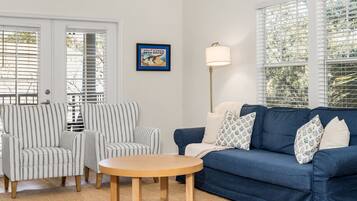 Een smart-tv, een kantoor en een computerscherm