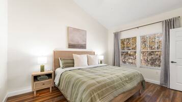 2 makuuhuonetta, työpöytä, silitysrauta/-lauta, ilmainen Wi-Fi