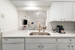 Kylskåp, mikrovågsugn, ugn och spishäll