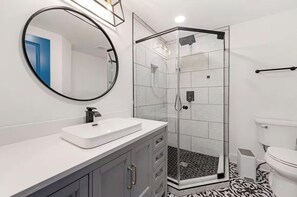 Shower, hair dryer, towels, soap - Cozy 1-bedroom apartment 20 Drive to Nashville surrounded by nature (Nashville)