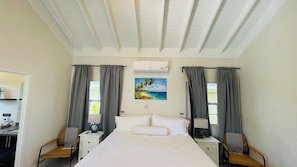 3 bedrooms, in-room safe, desk, iron/ironing board - 3BR SOLAR, Ocho Rios 15 min, Beach 10 min, 24HR Gated, Serene, ECO SMART Villa (Huddersfield)