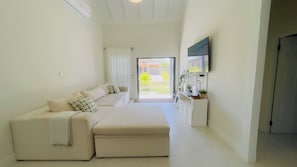 Smart TV, books, computer monitors - 3BR SOLAR, Ocho Rios 15 min, Beach 10 min, 24HR Gated, Serene, ECO SMART Villa (Huddersfield)