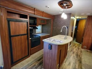 Private kitchen - Very Nice RV set up and ready on multiple acres near peaceful Bethalto Illinois (Bethalto)