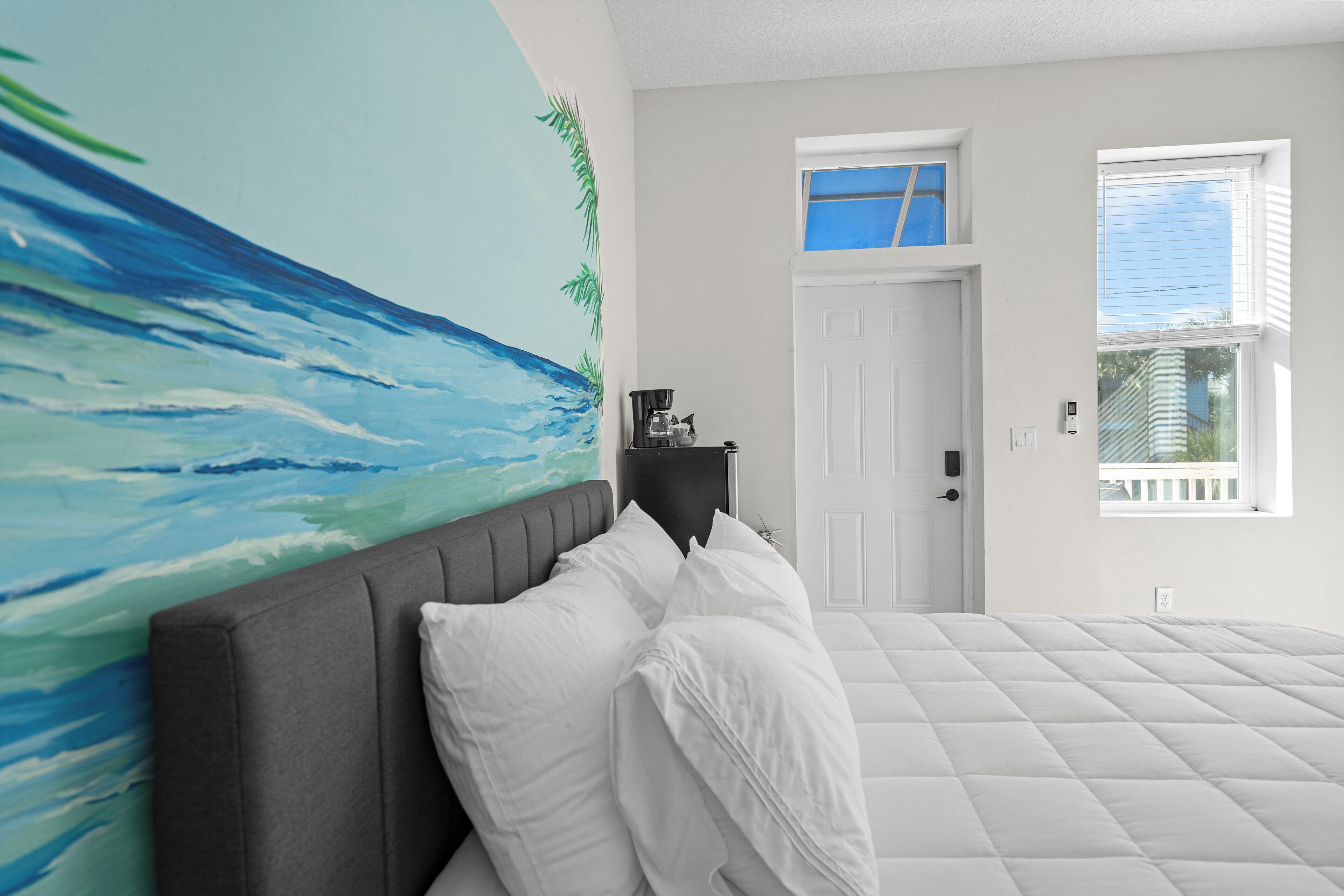 Tabla de planchar con plancha, internet y ropa de cama 