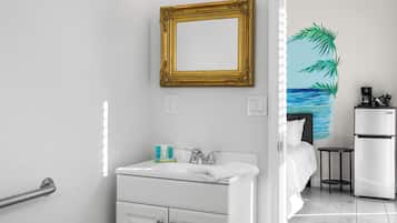 Regadera, secadora de cabello, toallas, jabón