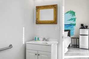 Chuveiro, secador de cabelo, toalhas de banho, sabonete