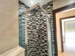Dusche, Haartrockner, Handtücher, Seife