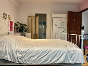 Iron/ironing board, WiFi, bed sheets