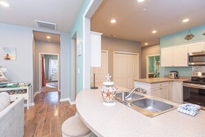 Fridge, microwave, oven, stovetop - Ocean Pines Getaway with Beach Pass (Ocean Pines)