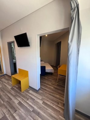 Camera familiare, vista città | Una cassaforte in camera, tende oscuranti, Wi-Fi gratuito