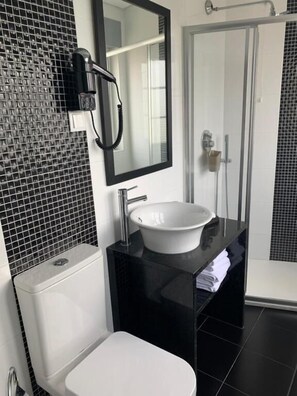 Triple Room, City View | Bathroom - AL Fonte Luminosa (Lisbon)